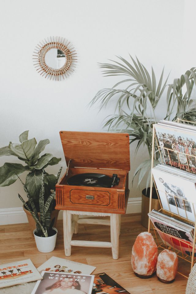 5 Photo Inspiration on How To Decorate Your Vinyl Corner